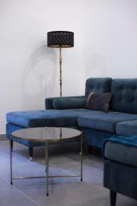 um sofá azul e uma mesa numa sala de estar em Bon'appart em Ajaccio