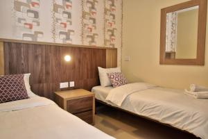 سرير أو أسرّة في غرفة في 101 Moroni by Cast Renting