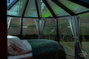 Postel nebo postele na pokoji v ubytování Lyngen Experience Aurora Hut
