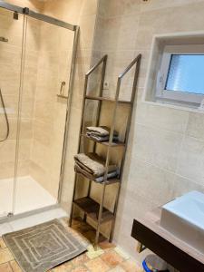 Ванна кімната в Maison de campagne avec cheminée et extérieur