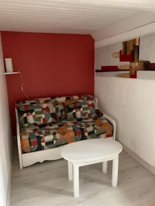 a small bedroom with a bed and a table at maison chaleureuse en plein coeur de Livarot in Livarot