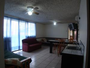 TV a/nebo společenská místnost v ubytování Hotel La Guaria Inn & Suites