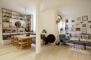 ein Wohnzimmer mit einem Tisch und einem Esszimmer in der Unterkunft ApartmentInCopenhagen Apartment 1476 in Kopenhagen