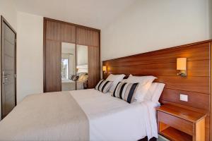 1 dormitorio con 1 cama grande y cabecero de madera en Elita House, en Los Llanos de Aridane