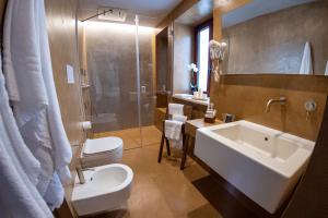 Koupelna v ubytování "Locanda Susuiusu" keyless entry