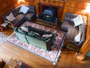 uma sala de estar com um sofá e uma lareira em Dalvey House em Forres