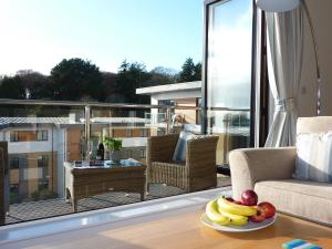 una sala de estar con una bandeja de fruta en una mesa en 28 Clock Tower Court, en Charlestown