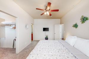 um quarto com uma ventoinha de tecto e uma cama em Pikes Peak West em Flagstaff