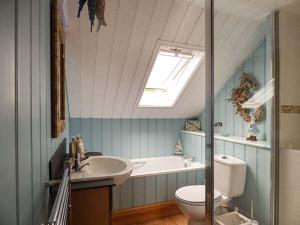 Un baño con lavabo, inodoro y bañera. en Summerfield House with Hot Tub, en Gorran Haven 22 fotos más