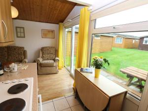 Gallery image of Chalet H1 in St Merryn