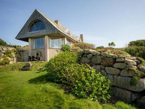 una casa en una colina con una pared de piedra en Cragford, en Trevilley