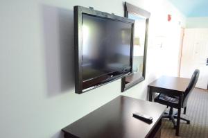 um quarto de hotel com uma televisão de ecrã plano na parede em Sterling Inn and Suites at Reliant and Medical Center Houston em Houston