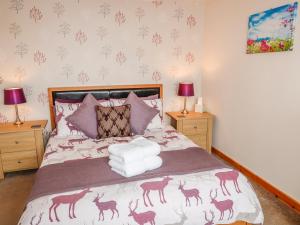 ローンセストンにあるTreviewのベッドルーム1室(鹿のプリントが飾られたベッド1台付)