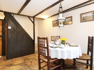 a dining room with a white table and chairs at 13 Castle Hill in Lostwithiel