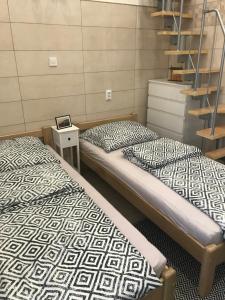 Posteľ alebo postele v izbe v ubytovaní Móra apartman 2
