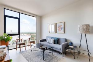 Una sala de estar con un sofá y una ventana grande. en San Francisco by Andiani Travel, en Cancún 207 fotos más