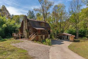 Imagen de la galería de Waynesville Cabin with Grill, Fire Pit, and Hot Tub!, en Canton