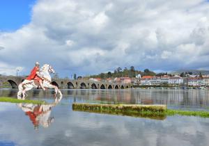FaldejãisにあるCasa da Ferreirinhaの橋の近くで馬に乗る男