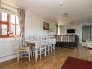 a dining room with a table and chairs at Phoenix Cottage in Chacewater