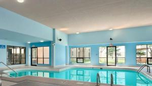 Swimming pool sa o malapit sa Days Inn by Wyndham Fargo