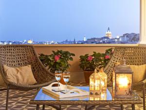 einen Tisch mit Weingläsern und eine Kerze auf dem Balkon in der Unterkunft Be Mate Casa Di Bava in Istanbul