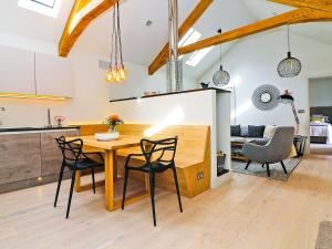 Una cocina y un comedor con mesa y sillas de madera. en The Stable, Boskensoe Barns, en Falmouth 23 fotos más