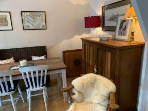 una sala de estar con un perro sentado en una mesa en One bedroom lodge in the countryside, en Congleton