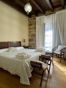 1 dormitorio con 2 camas y ventana grande en CASA RURAL LARRAZURIA ENEA, en Labastida