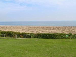 - Vistas a una playa con césped en Seascope, en Kessingland