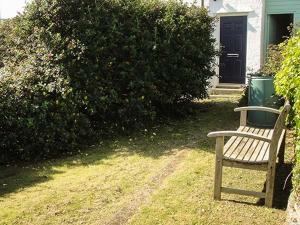 トレアルジルにあるCarrogの家の前の芝生に腰掛けたベンチ
