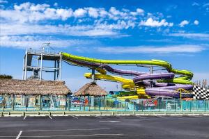 eine Wasserrutsche in einem Wasserpark in der Unterkunft Sunny Day in Ocean City