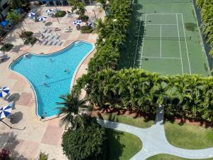 Ocean Reserve Miami Luxury Rentals في ميامي بيتش: اطلالة علوية على ملعب تنس وملعب تنس