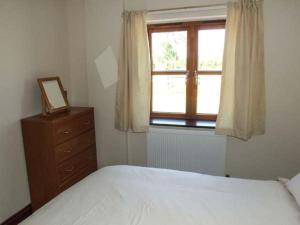 - une chambre avec un lit, une commode et une fenêtre dans l'établissement Dovetail, à Oakle Street