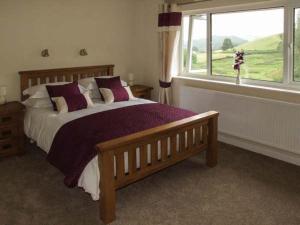 Un pat sau paturi într-o cameră la Cwmgilla Farm