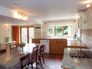 een keuken met een tafel en een aantal stoelen en een tafel en een keuken met bij Tudor Wing in Chiddingstone