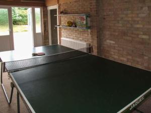 Stolní tenis v ubytování Cwmgilla Farm nebo okolí