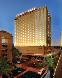 un bâtiment d'hôtel avec un panneau en haut dans l'établissement Golden Nugget Hotel & Casino Las Vegas, à Las Vegas