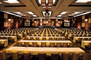 ein leerer Bankettsaal mit Tischen und Stühlen in der Unterkunft Golden Nugget Hotel & Casino Las Vegas in Las Vegas + 24 Fotos