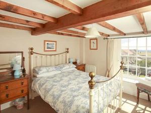 MiddletonにあるCroft Head Cottageのベッドルーム1室(ベッド1台、ドレッサー、窓付)
