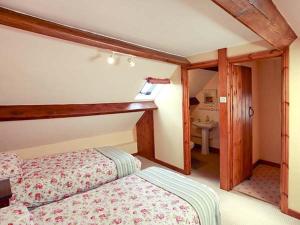 MiddletonにあるCroft Head Cottageのベッドルーム1室(ベッド1台、窓、シンク付)