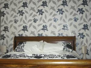 a bedroom with a bed with a floral wallpaper at Homestone Farm in Drumlemble