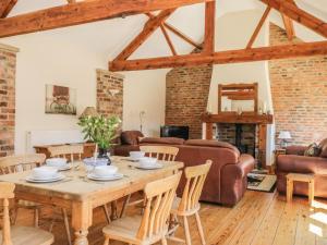 sala de estar con mesa de madera y sillas en Wheelhouse Cottage, en Bagby