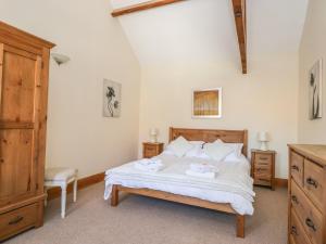 a bedroom with a bed with two towels on it at Wheelhouse Cottage in Bagby