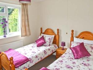 um quarto com 2 camas e uma janela em Matlock Green em Matlock