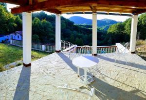 uma mesa e cadeiras num alpendre com vista em Villat Bardhoshi em Kosovska Mitrovica mais 29 fotografias