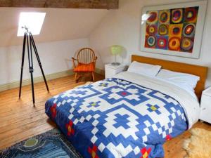 SilecroftにあるRaceside Farmのベッドルーム(青と白のベッド、ランプ付)
