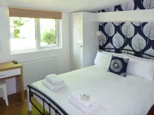 ウィンダミアにあるTop Lodge, 4 Skiptory Howeのベッドルーム(白いベッド1台、窓付)