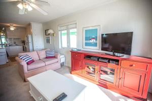 Televiisor ja/või meelelahutuskeskus majutusasutuses Feelin' Beachy-7A