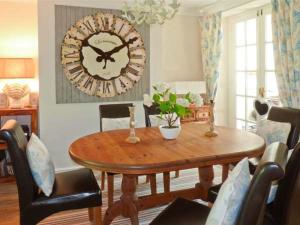 ポーロックにあるEnfieldの木製テーブル、壁に大きな時計が備わる客室です。
