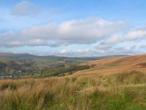 una vista de un campo de hierba en una colina en Knowle Lodge, en Mytholmroyd